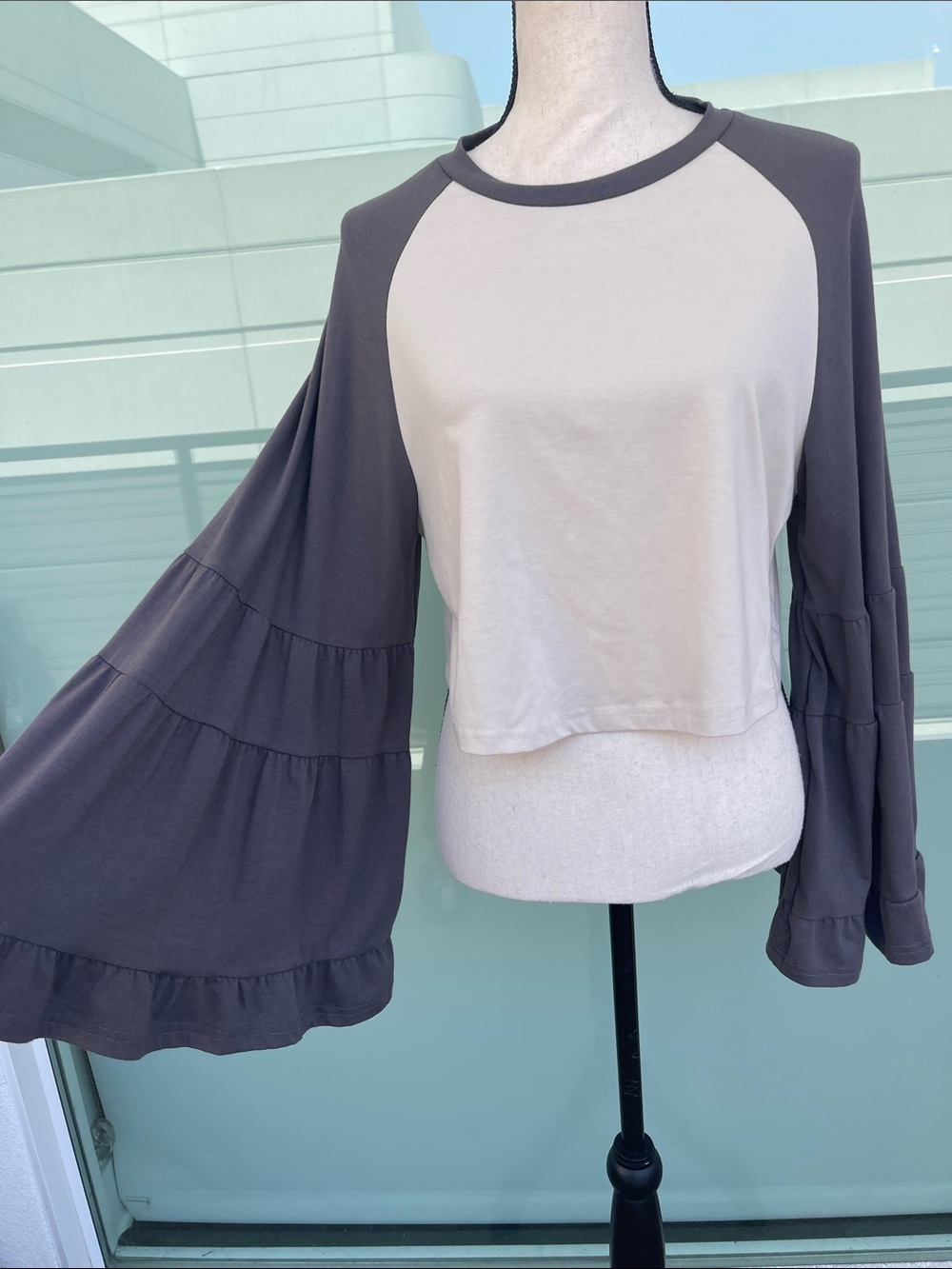 Boho Tiered Flare Sleeve Crew Neck Long Sleeve Top Small in Cream and Gray
